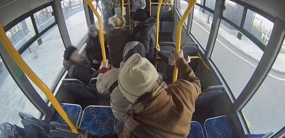 Halk otobüsü şoförü, fenalaşan yolcuyu hastaneye yetiştirdi