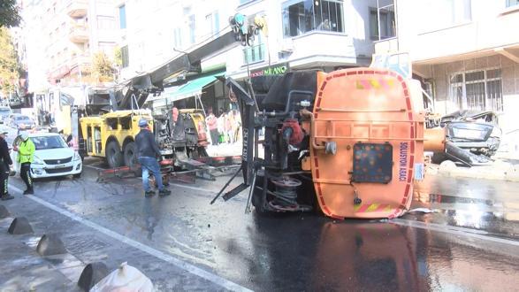 Bayrampaşada yol bakım aracı 8 araca çarptı; kaza kamerada