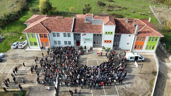 Kazada ölen öğretmen için görev yaptığı okulda tören