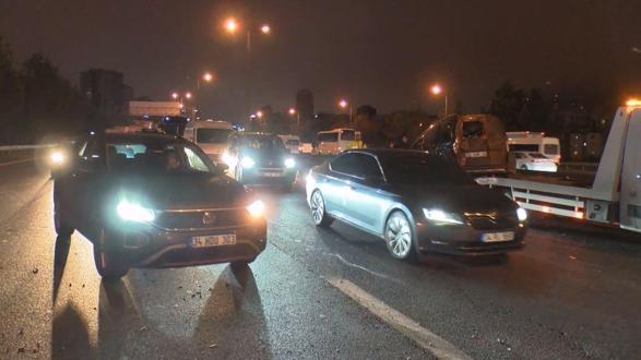 Ümraniyede 8 aracın karıştığı zincirleme kaza; trafik yoğunluğu oluştu