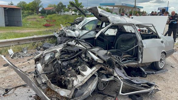 Kırıkkalede iki otomobil çarpıştı: 3 ölü, 6 yaralı