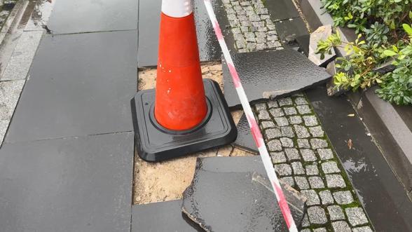 Beyoğlu’nda Şehir Plancısı kadın fırtınada devrilen tabelanın altında kaldı; yaşam mücadelesi veriyor