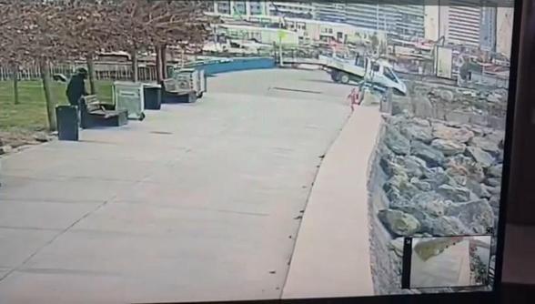 Bakırköyde zabıta aracının denize düştüğü anlar kamerada