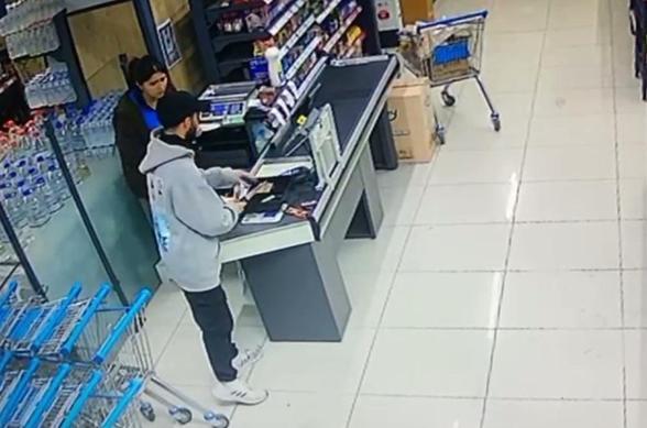 Soyduğu markete girmeden önce bıçağı kanlı gibi görünmesi için boyamış