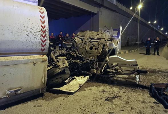 Arazözün otomobil ile istinat duvarına çarptığı kaza kamerada; 1 ölü, 1 yaralı