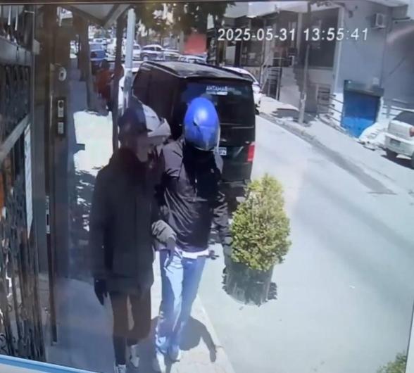 Yenibosnada kuyumcunun çantasını gasbeden şüpheliler yakalandı