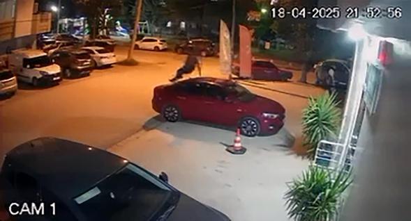 Otomobilin üzerinde zıplayıp, park halindeki araçlara zarar verdi