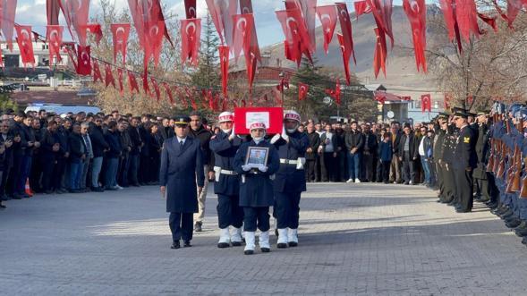 Şehit oğlunu son yolculuğuna Allahım cennetine al diyerek uğurladı