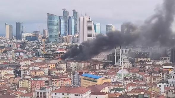 Şişli’de yıkımı devam eden 4 katlı binanın çatısında yangın çıktı