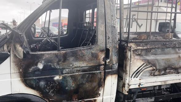 Beylikdüzünde seyir halindeki kamyonet alev alev yandı