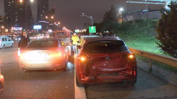 Ümraniyede 8 aracın karıştığı zincirleme kaza; trafik yoğunluğu oluştu