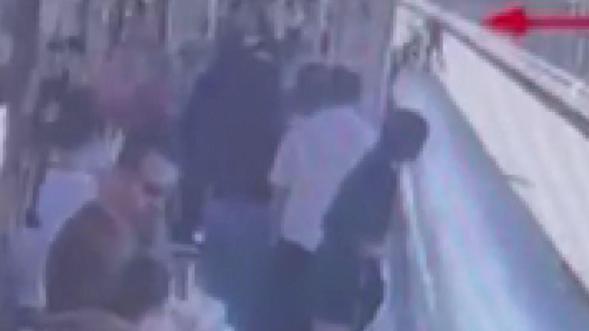 Beylikdüzünde 1 kişinin öldüğü metrobüsteki yan bakma kavgası kamerada