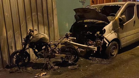 Fatih’te motosiklette çıkan yangın minibüse sıçradı