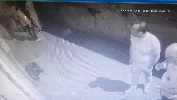 Beyoğlunda eğlence mekanına girmesini engelleyen kuzenini vurdu; kurşun ensesine isabet etti ölümden döndü