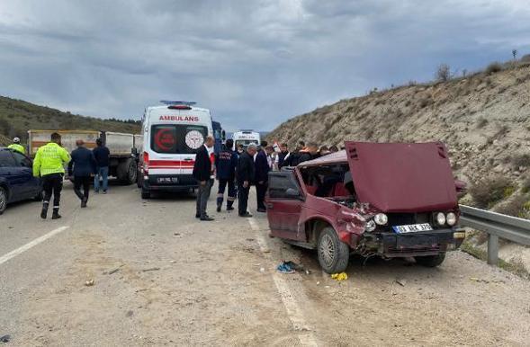 Afyonkarahisarda otomobiller çarpıştı; 1 ölü, 7 yaralı