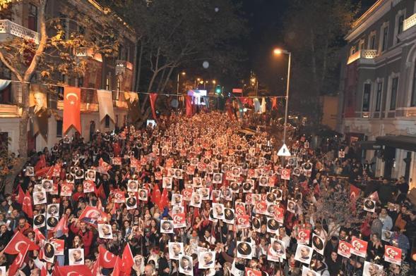 Cumhuriyet’in 99. yılı Beşiktaş’ta Fener Alayı ve Duman konseri ile kutlandı