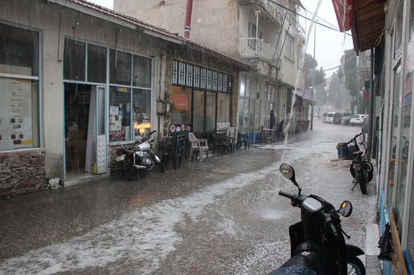 Manisada sağanak ve dolu etkili oldu