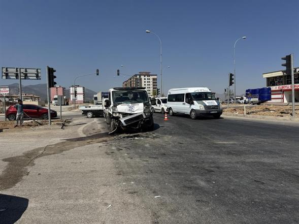 Düğüne gidenleri taşıyan otomobil ile çekici çarpıştı; 3 ölü, 2 yaralı
