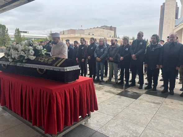Sanatçı Alpay son yolculuğuna uğurlandı
