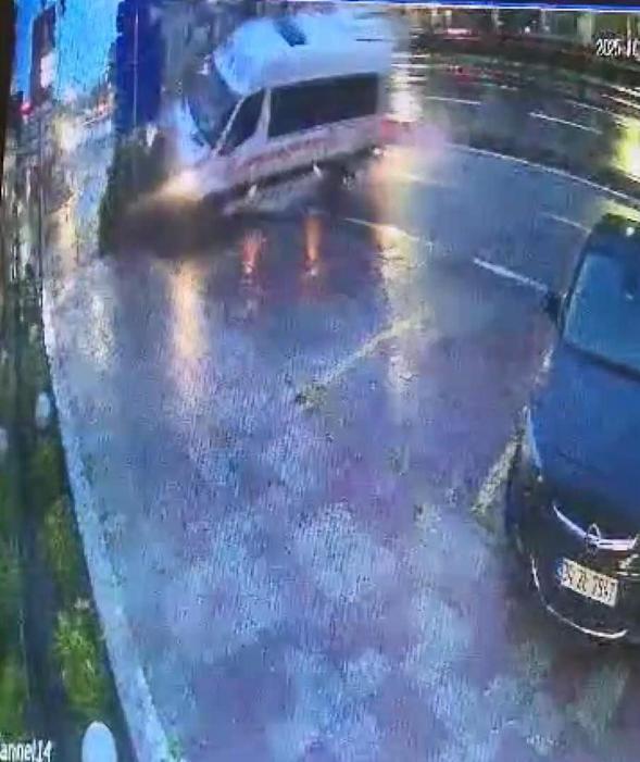Büyükçekmecede aydınlatma direğine çarpan minibüs devrildi; 2 yaralı: Kaza anı kamerada