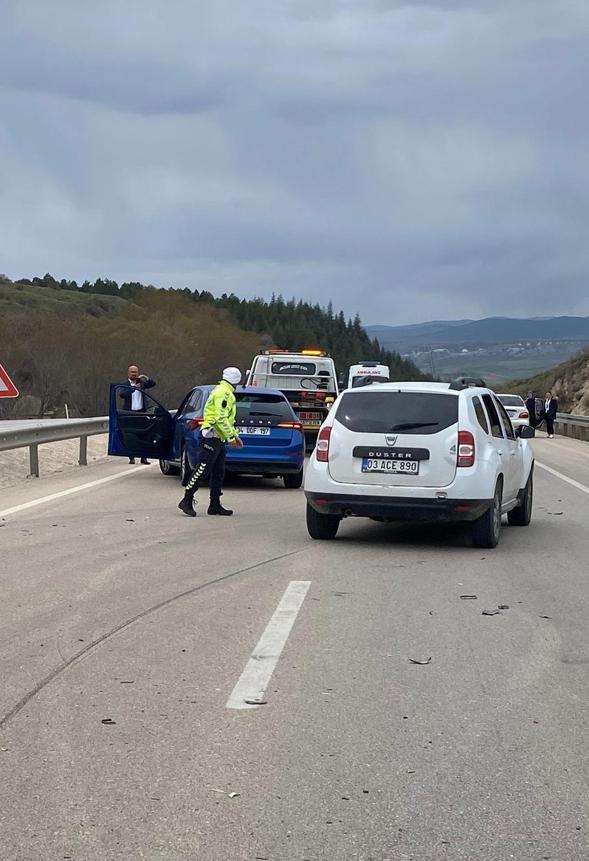 Afyonkarahisarda otomobiller çarpıştı; 1 ölü, 7 yaralı