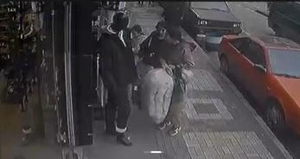 Mağaza önündeki kıyafetleri çaldılar; o anlar kamerada