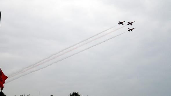 Türk Yıldızları'ndan yağmurlu havada Ata'ya saygı uçuşu