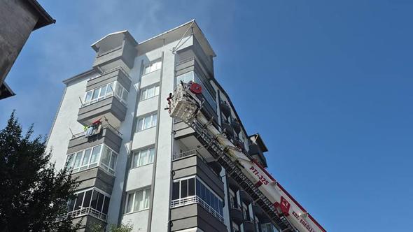 Yangın çıkan apartmanda mahsur kalan 5 kişi, itfaiye merdiveniyle tahliye edildi