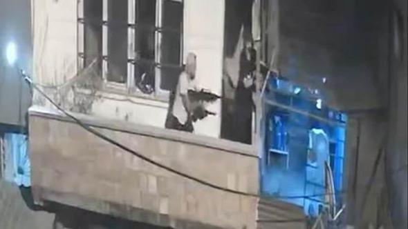 Husumetli komşular, balkonlardan çatıştı