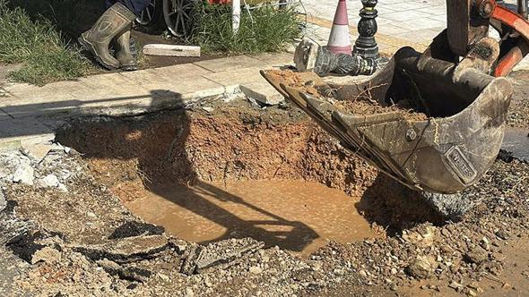 Bodrum’da isale hattı patladı, iş yerinin deposunu su bastı