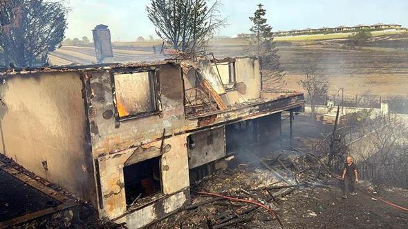 Tekirdağ'da ot yangınında alevler evlere sıçradı