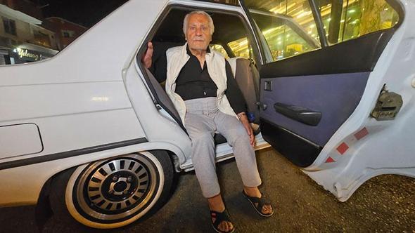 Eşini kaybettikten sonra 5 yıldır otomobilde yaşıyor