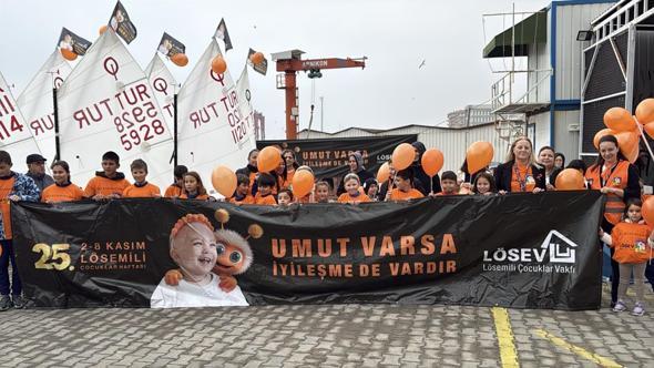 Tekirdağlı yelkenciler, lösemiye dikkat çekmek için turuncu balonlarla denize açıldı