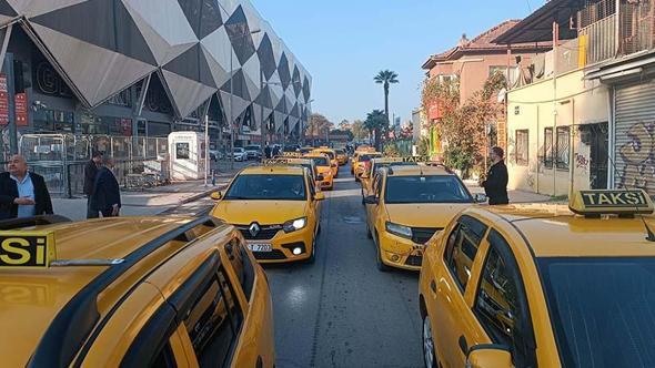 İzmir'de taksiciler, korsan taşımacılığa karşı kontak kapattı