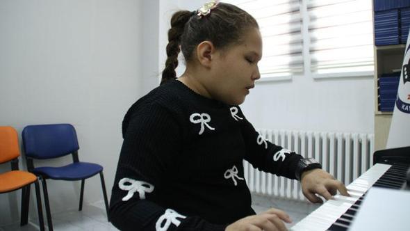 'Absolut kulak'a sahip olan görme engelli Hira'nın hedefi, müzik öğretmeni olmak