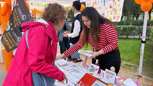 Kadıköy'de LÖSEV şenliği renkli görüntülere sahne oldu
