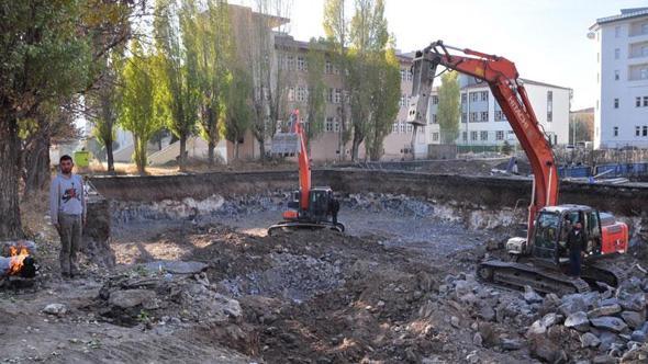 İş makinelerinin üzerinde Ata'ya saygı duruşu