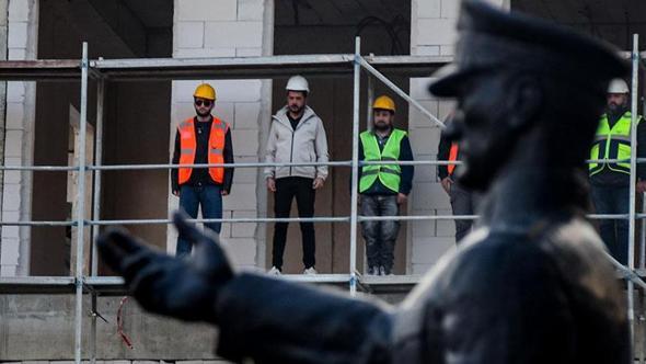İnşaat işçileri, iskele üzerinde Ata'yı andı