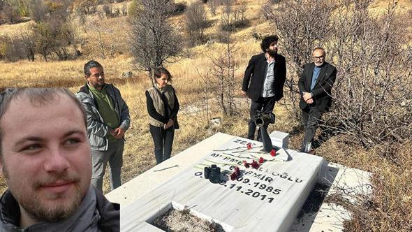Van depreminde yaşamını yitiren DHA muhabiri Cem Emir, mezarı başında anıldı
