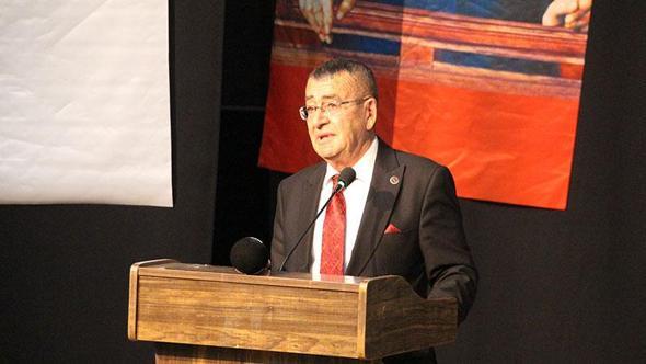 İlçenin köy statüsüne düşmemesi için düzenlenen etkinlikte salon boş kaldı; başkanın sesi titredi