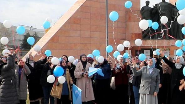 Doğu Türkistan'a dikkat çekmek için mavi ve beyaz balonları gökyüzüne bıraktılar