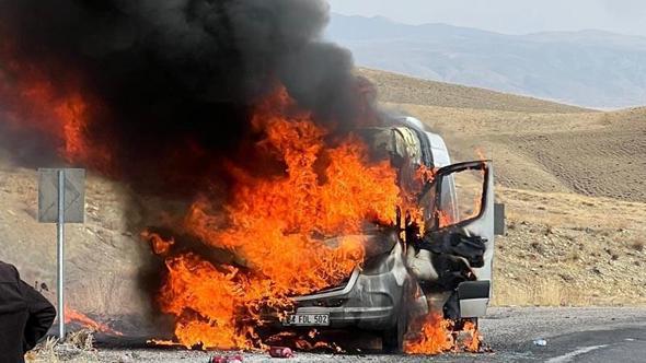 Hareket halindeyken alev alan yolcu minibüsü yandı