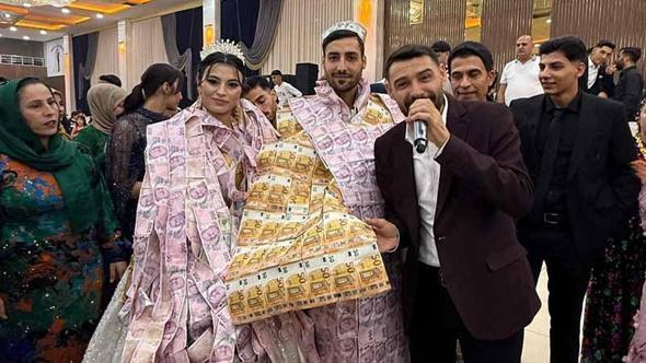 Düğünde gelin ve damada paradan yelek giydirip, taç taktılar