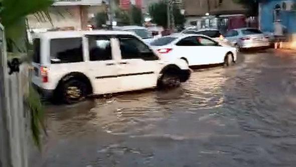 Adana’da kısa süreli sağanak hayatı olumsuz etkiledi