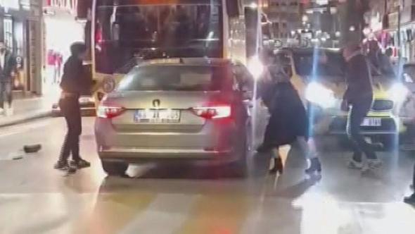 Ters yöne girip, 2 yayaya, iş yerine ve araçlara çarpan alkollü sürücü, darbedildi ; olay anı kamerada