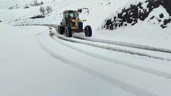 Siirt’te kar nedeniyle yolda mahsur kalan araçlar kurtarıldı