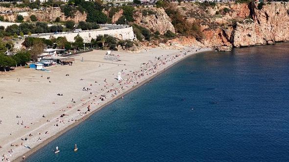 Ara tatilin son gününde, sahilde yazı aratmayan yoğunluk