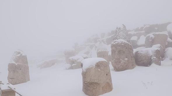 Nemrut Dağı'nda heykeller beyaz örtüyle kaplandı