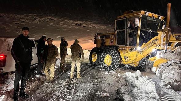 Kar ve tipi nedeniyle mahsur kalan 7 araç ve içindeki 30 kişi kurtarıldı