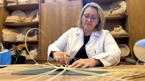 Babaannesinden gördüğü sepet örücülüğünde ustalaştı, kültürel miras taşıyıcısı oldu